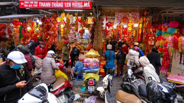 Bustling street in Hanoi gears up for upcoming Tet holiday
